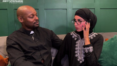 Aaliyah Yasin: Hijabi Aaliyah Yasin wird von Priester Dimitris WeiHen gesegnet