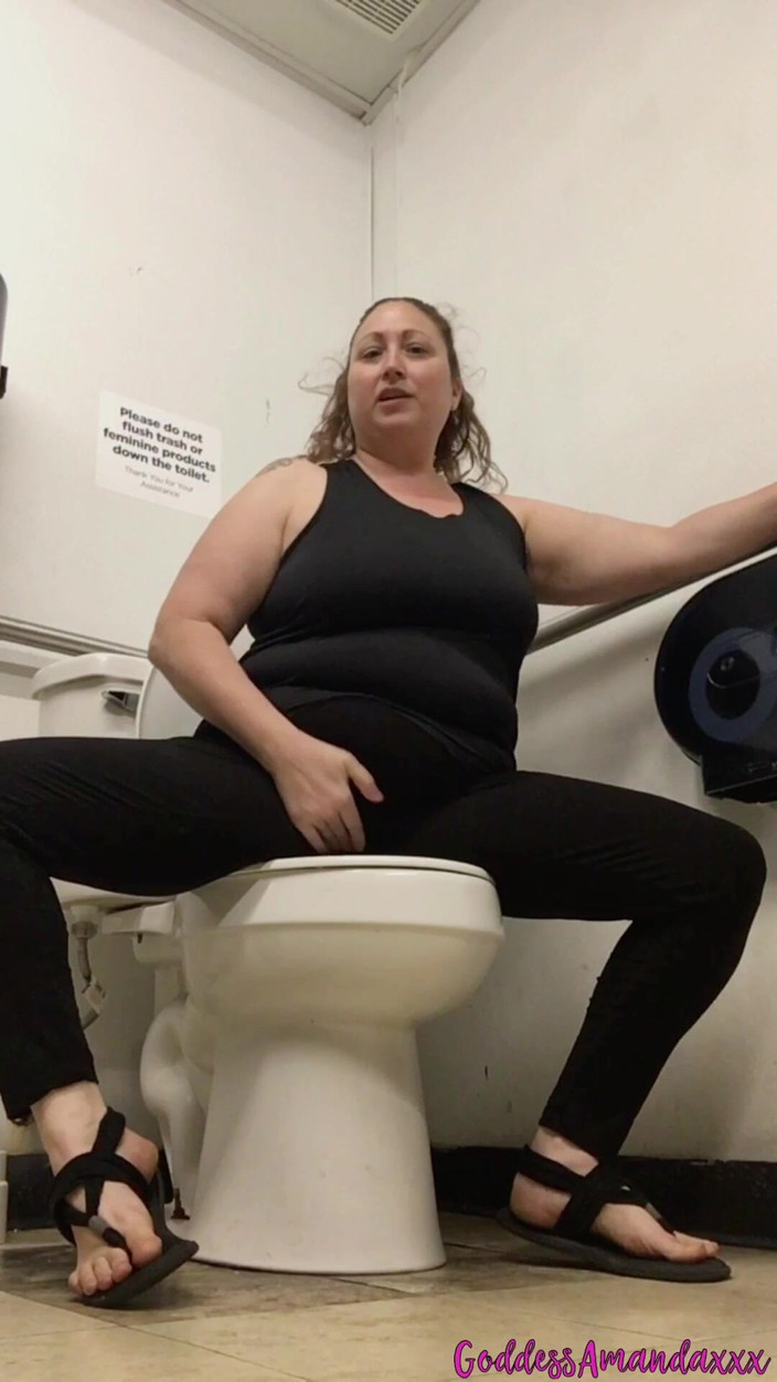 Goddess Amanda: 공공 화장실에서 면 팬티에 발정난 매력적인 밀프