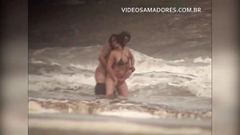 Skamlösa par har sex i det grunda havet