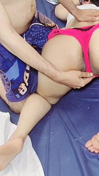 Desi-Bedienstete und indische junge herrin, herrin vor der kamera beim ficken der muschi erwischt