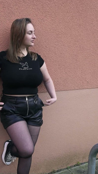 Duitse scout - weelderige Helene Engel met grote natuurlijke tieten opgepikt voor casting neukpartij