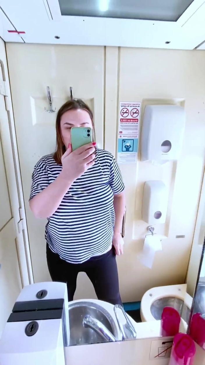 Ms Pee Piss: Viaggio in treno sul treno, è andato in un bagno pubblico...