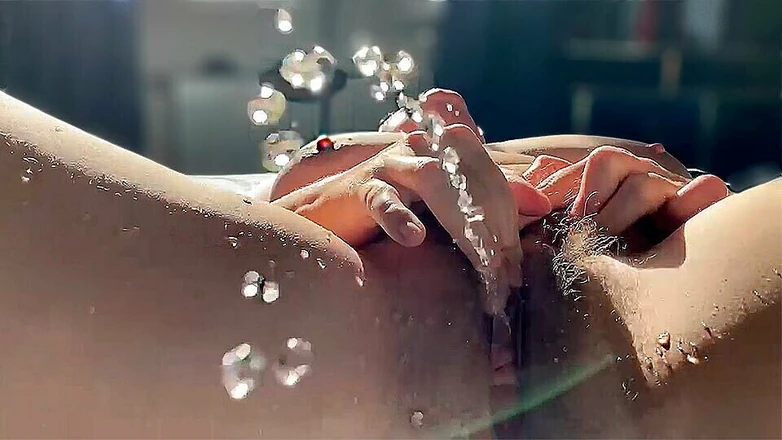 Mary Di: Sunnys испытывает оргазм сквиртующей киски, мачеха мастурбирует на пасынка