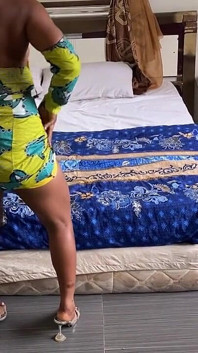 Afrikanisch Sexystes Schwarzes Mädchen, Striptease Im Afrikanischen Kleid