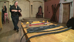 BDSM Deutschland: 苦しみの君主はお尻が赤くなるまで鞭を打つ