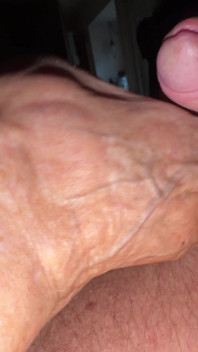 Ibu tiri Ann membenarkannya memancut mani pada kaki seksinya
