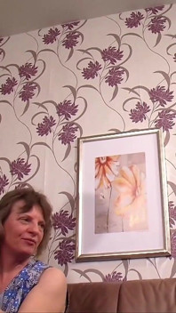 Due donne mature prendono nuovi vicini e se lo scopano