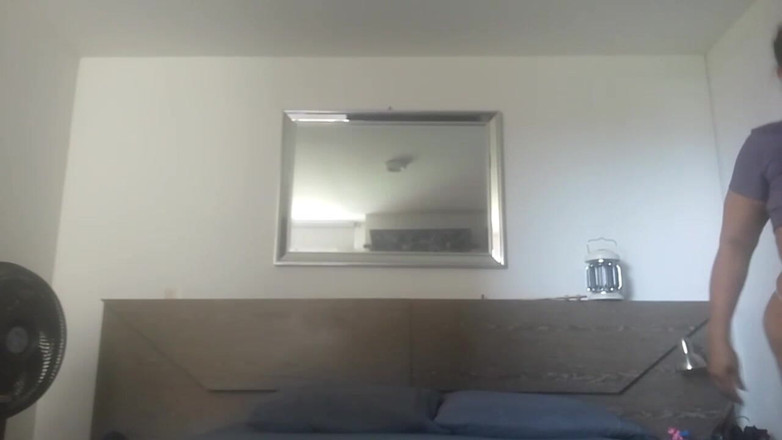 Milfcaliente69: Orta yaşlı seksi kadın evde yalnızken büyük sulu amına mastürbasyon...