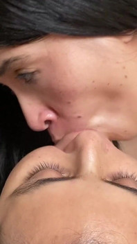 Je suce l’énorme langue d’une lesbienne, elle me baise dans ma gorge