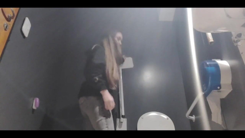 RavenHearth666VIP: Sleduješ, jak jdu do koupelny