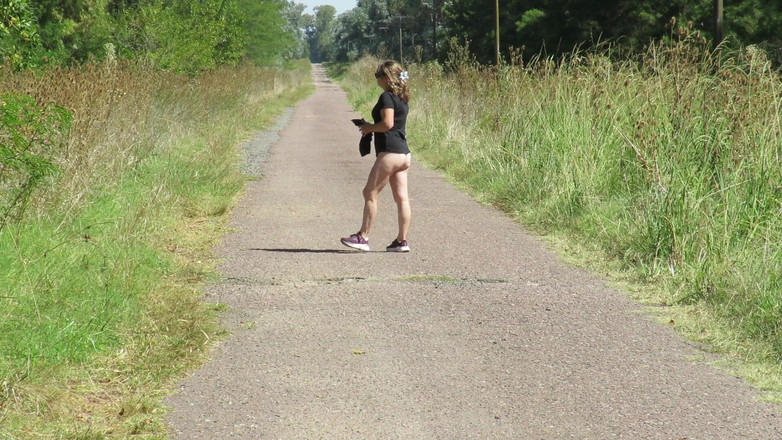 Milfcamsex: Patricia membuka pakaian di bawah matahari musim panas