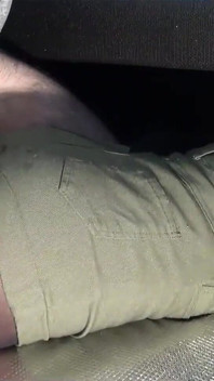 Lavoro di culo e coscia cazzo con pre-sborrata su pantaloncini verdi
