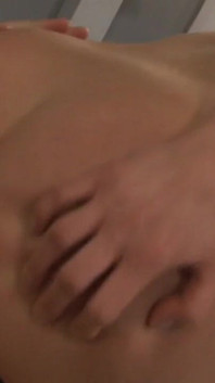 Blonde blondine mag es, auf der couch auf dem sofa zu löffeln