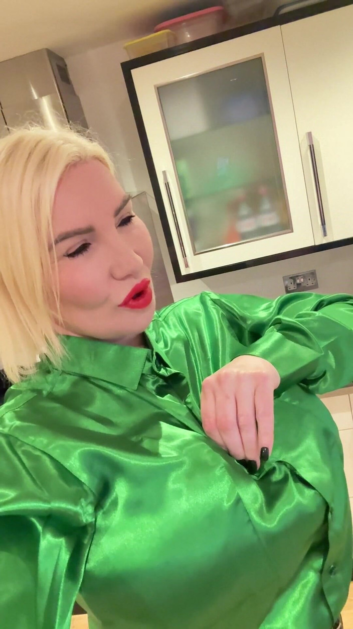 Sophie James: 내 종을 울리는 불스아이 얼싸!