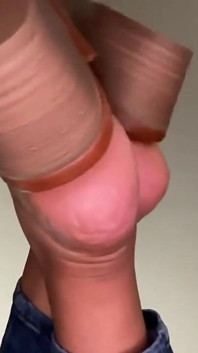 Pink foxx baumelt mit ihren pantoletten und zeigt füße