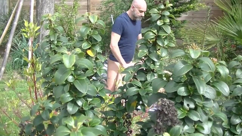 Gaybareback: Troia francese scopata senza preservativo da papà in giardino