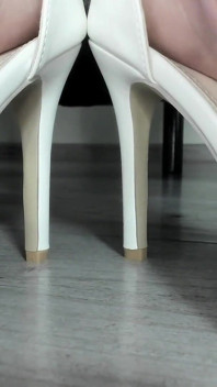 Berühre Bögen in High Heels
