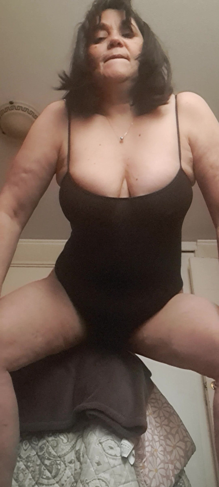 Mommy big hairy pussy: 性的な動き
