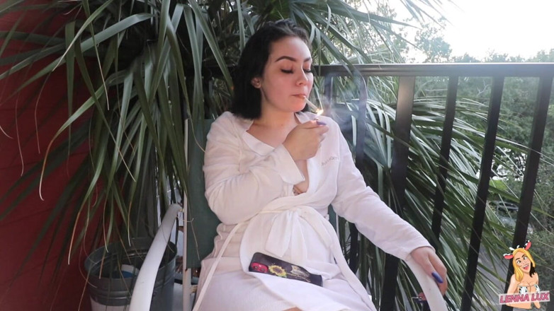Lenna Lux: Sigara içen fetiş kız arkadaş