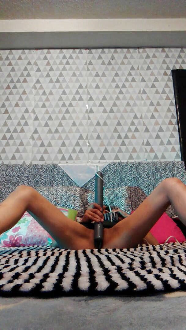 Happy life: Žena masturbuje s obrovskými hitachi