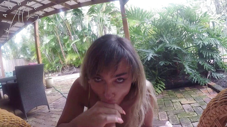 Sinners World: Грязная мачеха сосет хуй у бассейна