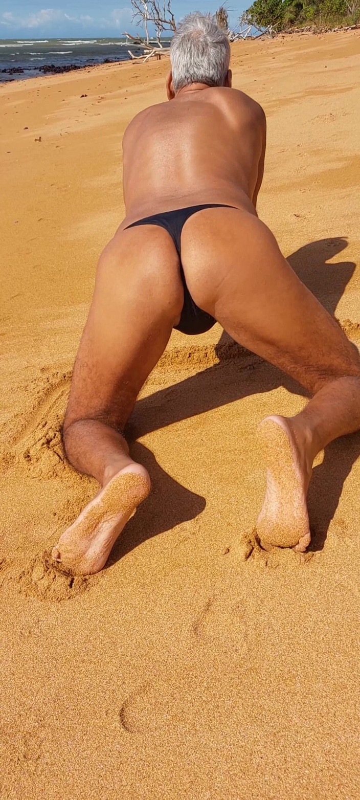 Ladysilvas: ビーチでパンティ姿のレディシルバがホットなお尻を見せる