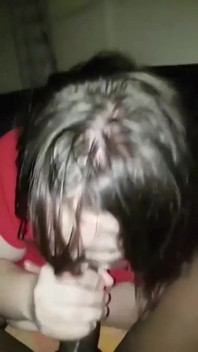 Reife brünette gibt schlampigen blowjob