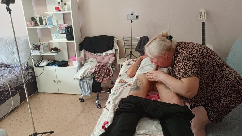 Zona901: Macocha ssie i szarpie mojego penisa na stole do masażu...