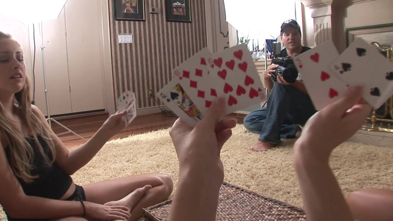 Hot Girlz: สาวเซ็กซี่น่าหยิกเล่นเกมไพ่ถอดเสื้อผ้า