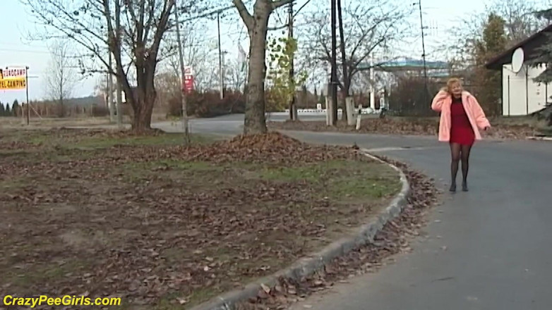 Crazy pee girls: Soția roșcată se pișă în aer liber