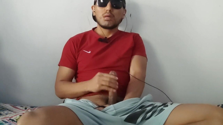 Hornyboy2058: Sexy latina se masturba com óculos de sol