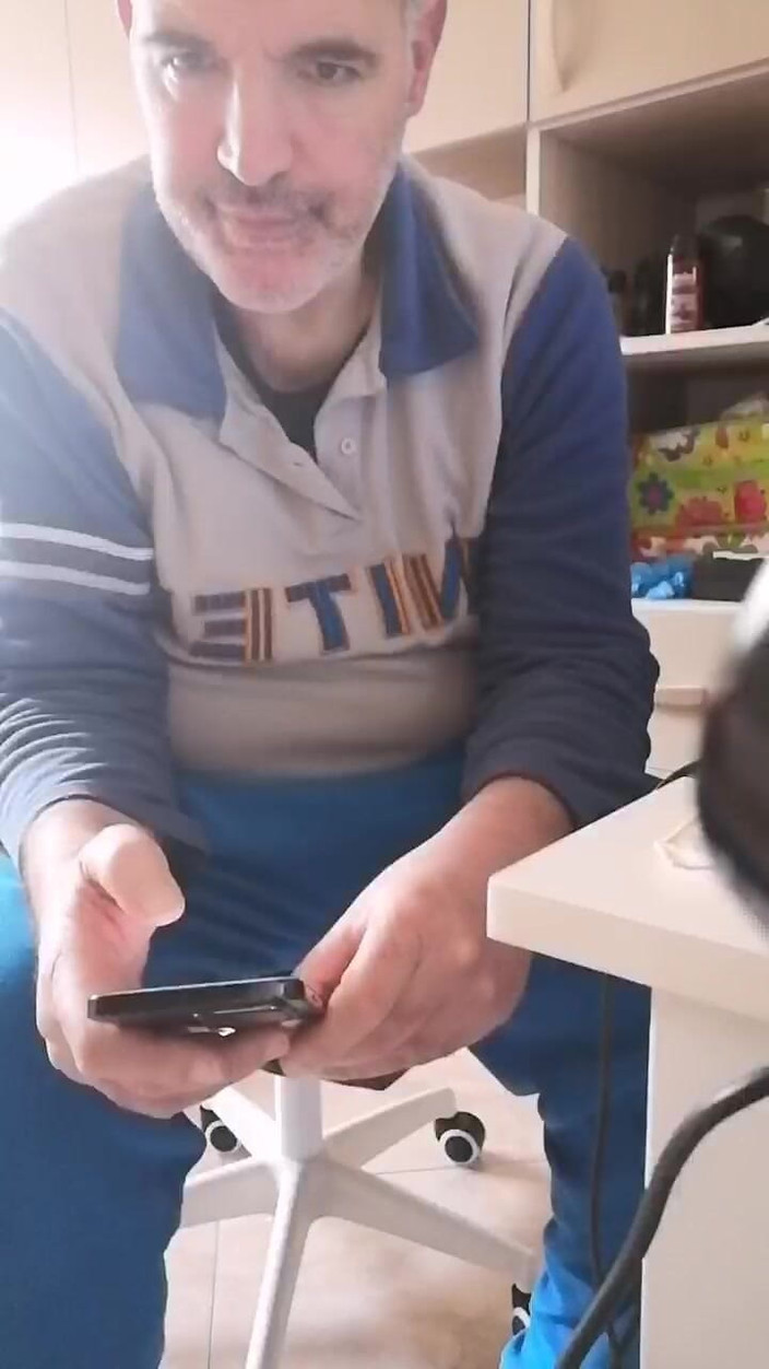 Setesesso7: 나는 소변을 보고 음경 끝을 내 소변에 담갔다가 단단한 음경을 자위한다