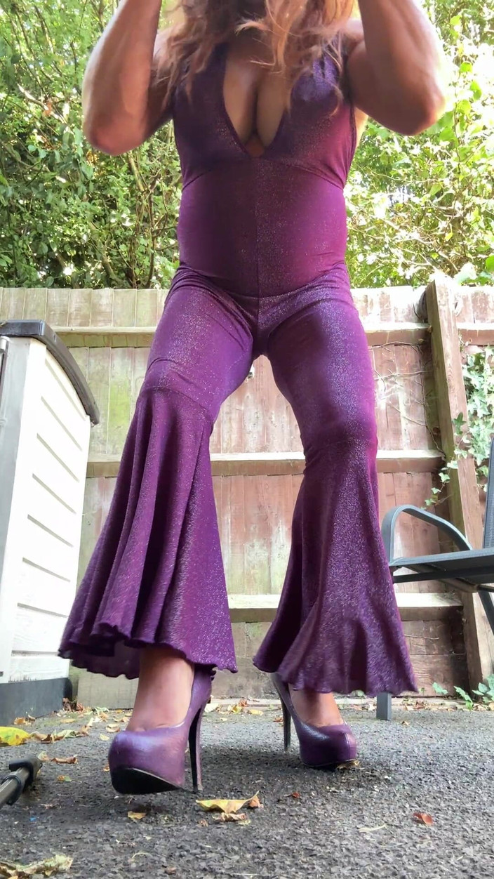 Kellycd2022: Travestit sexy Kellycd2022 în costum de pisică violet și tocuri