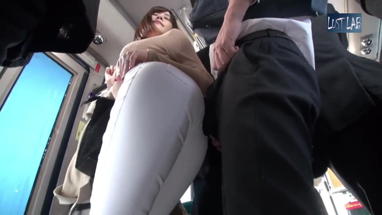 Lust lab: Graba autobuzului, aglomerată. Soția cu pantaloni strâmți simte presa fermă,...