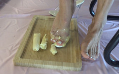 AnnaBUST: I Crush Bananas with My Beautiful Legs in High Heels