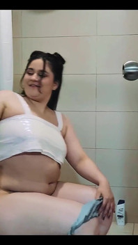 Nicole ma wzdęcie brzucha, a następnie rozprzestrzenia się w dupę na twarz!