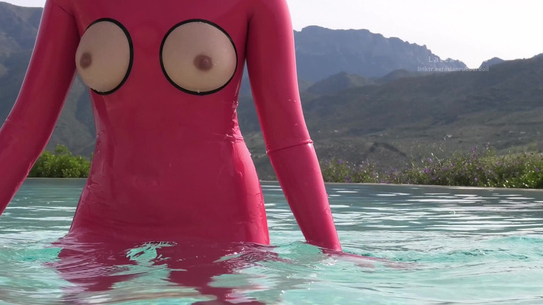 Latex Desire: Asianrubberdoll v rajském bazénu