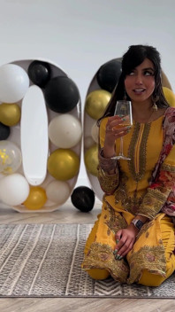 Aaliyah Yasin fica com tesão enquanto espera por seus convidados