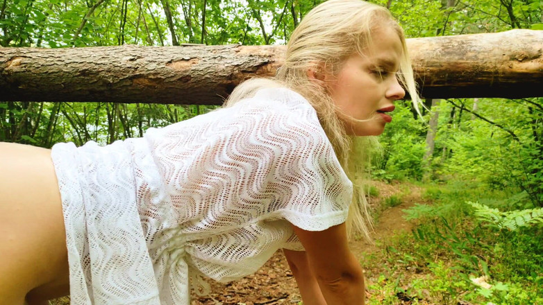 S-Wife Katy: Tante seksi ini dientot gaya doggy habis-habisan di hutan!