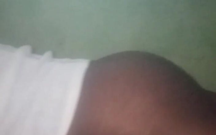 Badman4606: Freaky travestiet zwarte vrouw pronkt met zijn sexy kont.