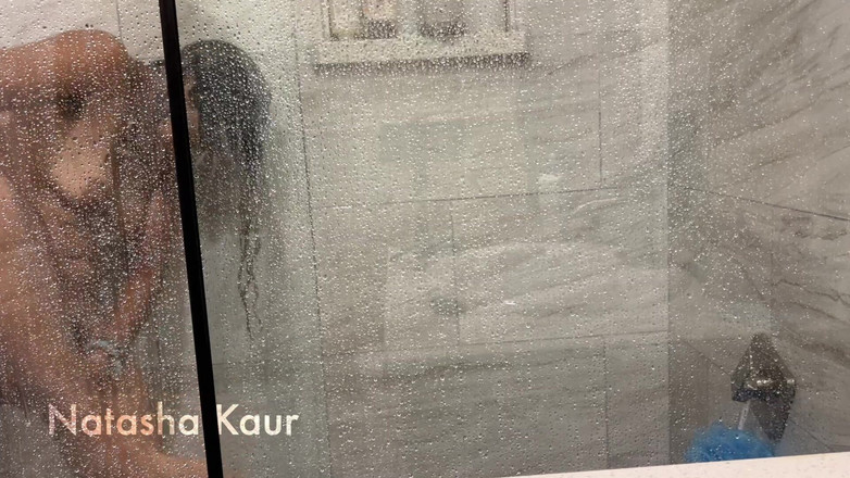 Natasha Kaur: Sudut pandangan pertama: Awak sedang menonton saya mandi &amp; saya membersihkan...