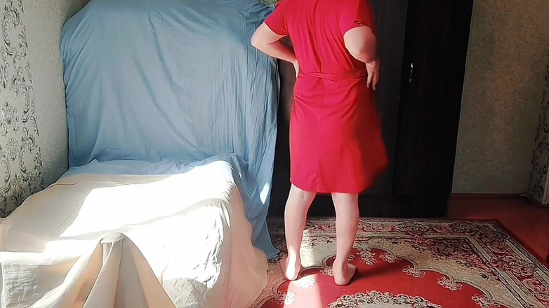 Kitty_Cross: Underbar crossdresser som visar lår medan han ler söt