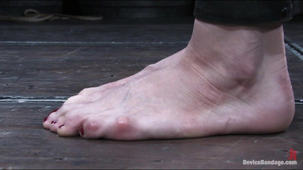 Device Bondage by Kink: Carrie rozšiřuje své BDSM zkušenosti