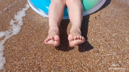 Mistress Legs: Herrin beine barfuß am sommerstrand