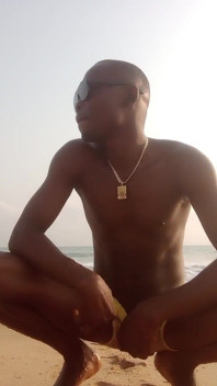 Ich gehe mit meinem riesigen schwanz wichst allein am strand von Cotonou