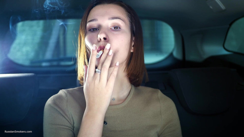 Russian Smokers: セクシーなロシア人美女がタバコを吸う自然な環境
