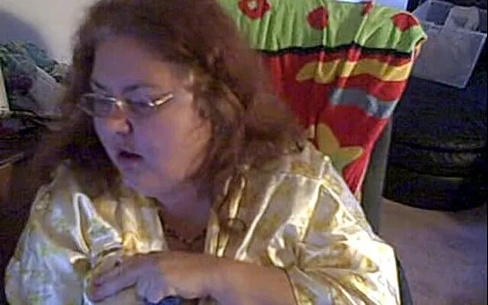 BBW nurse Vicki adventures with friends: Cam show of me playing with some balloons