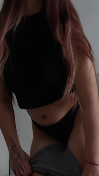 너무 싸게 될 때까지 부어오른 클리토리스를 더 빠르고 빠르게 문지르기