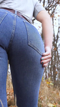 Milf en blue jeans provoca su increíble culo al aire libre