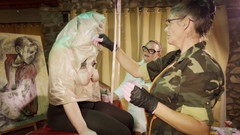 Mistress April: Wanita dominatrix nyonya april - toket ditindik